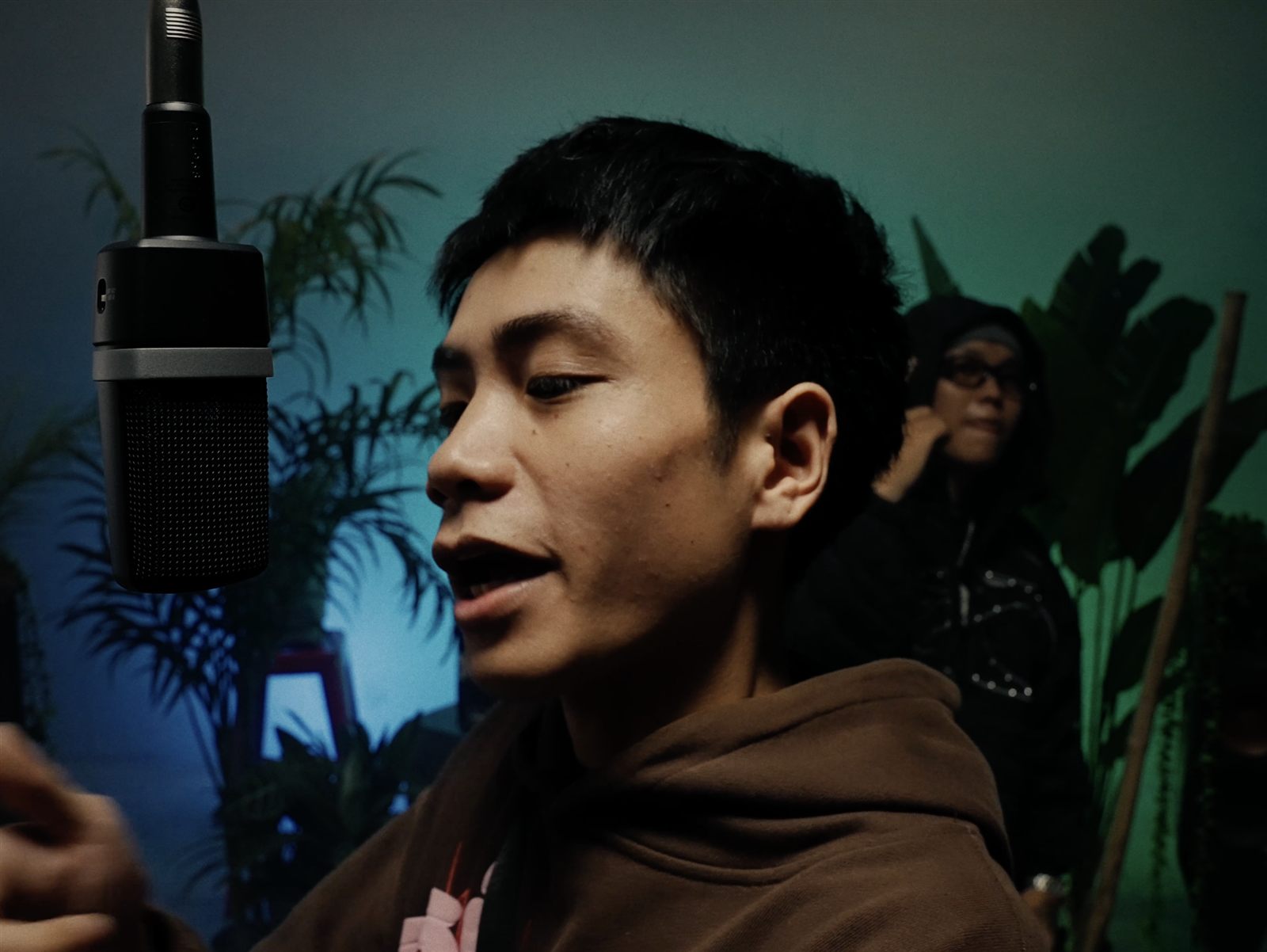 Two artists performing together on the session floor