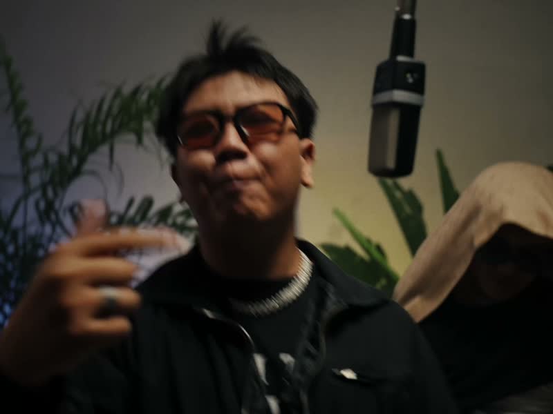Danny Flame & Bbear on the mic during his Roots session