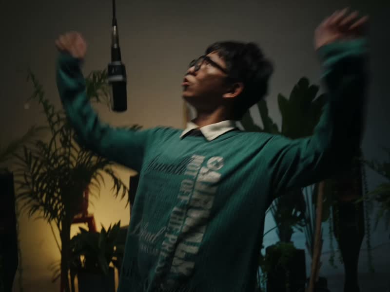 Trappingnguyen on the mic during his session